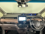 【前方視界】開放的な前方視界!運転がしやすく疲れにくいです♪窓が大きく、見通しがとっても良いおクルマですよ♪