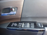 運転席から全ての窓の開閉ができます。ウィンドウロック機能はお子様のいたずら防止に有効です。