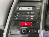 【オートエアコン】一度お好みの温度に設定すれば、車内の温度を検知し風量や温度を自動で調整。暑い&hellip;寒い&hellip;と何度もスイッチ操作をする必要はありません。快適な車内空間には必須の機能ですね♪
