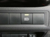 オートマチックハイビーム装備です。先行車や対向車のライトを認識し、ハイビームとロービームを自動で切り替える機能です。夜道の視界を確保します。詳細は販売店スタッフまでおたずねください。