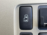 【パワースライドドア】スマートキーや運転席のスイッチでスライドドアの開閉が可能♪電動だから力を入れてドアを開ける必要が無く、小さいお子様でも、重い荷物を持っている時もラクに開け閉めできます♪