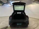 バックドアを上げた状態です。シートのアレンジ次第で荷室のスペースが広くなります!用途に合わせて快適な室内を!