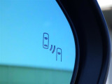 ブラインドスポットモニター付きで、斜め後ろの死角位置の車両の接近を表示いたします。