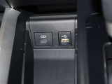 運転席の小物入れにもUSBポートが付いています!