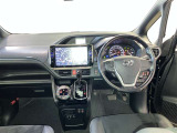 運転席は見やすく整理され、ナビも美しく装着され操作性にも優れています!