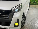 【LEDヘッドライト】悪天候や夜間走行時も良好な視界を確保し安心して運転できる高輝度LEDヘッドライトを装備!点灯速度が早く、消費電力も抑えられています。