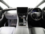上質で落ち着いた印象のインパネ。視界も広々で運転しやすいです。