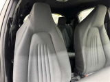高いホールド性で運転姿勢が安定します。長距離ドライブでも疲れにくいのが魅力です。