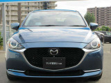 精悍な表情のMAZDA2のフロントマスク。夜間も遠くまで明るく照射するLEDヘッドライトを装備し、視界の確保はもちろん省電力性にも優れています。スタイリッシュなデザインと安心の走りを届けます。