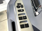 【電動格納ミラー】サイドミラーは電動格納式となっており、狭い駐車場でもキズがつくリスクを抑えられます。
