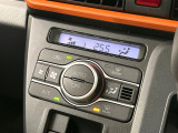 【オートエアコン】一度お好みの温度に設定すれば、車内の温度を検知し風量や温度を自動で調整。暑い&hellip;寒い&hellip;と何度もスイッチ操作をする必要はありません。快適な車内空間には必須の機能ですね♪