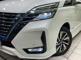 【LEDヘッドライト】悪天候や夜間走行時も良好な視界を確保し安心して運転できる高輝度LEDヘッドライトを装備!点灯速度が早く、消費電力も抑えられています。