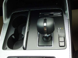 新開発のトルコンレス8ATが生み出すダイレクトな走りと洗練されたパワートレインが魅力。Mi-Drive(ドライブモードセレクター)を備え、状況に応じた力強く上質な人馬一体の走りを堪能できます。