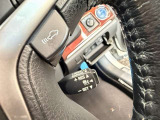 【レーダークルーズコントロール】ミリ波レーダーが車間距離を測って設定車速内で車速に比例した車間距離を保ちながら追従走行する装置で近づきすぎたときは自動でブレーキし、離れすぎたときには自動増速もする。