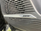 【BOSEサウンドシステム】メーカーオプションの高品位サウンドシステムを搭載。専用のチューニングが施された大小様々なスピーカーから良質なサウンドが奏でられ、臨場感あふれる音響空間を演出します。
