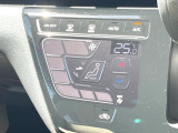 【オートエアコン】一度お好みの温度に設定すれば、車内の温度を検知し風量や温度を自動で調整。暑い&hellip;寒い&hellip;と何度もスイッチ操作をする必要はありません。快適な車内空間には必須の機能ですね♪