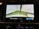 リバースギアに入れるだけで後方の表示へ切り替わります。夜間や雨の日の駐車も楽になりますよ。
