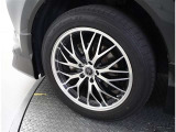 かっこいいホイールですね。 車のイメージを大きく左右するホイール部分はコダワリを持ちたいですね。