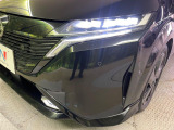 【シーケンシャルターンランプ付きLEDヘッドライト】人気の『流れるウィンカー』付きのLEDヘッドライトを装備♪高級感はもちろん、点灯時は存在感たっぷりで他車からも認識されやすく安心です。