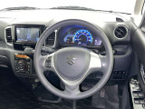 運転席まわりです。 各操作スイッチは使いやすい位置に配置されてます。