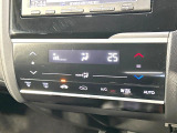 【オートエアコン】一度お好みの温度に設定すれば、車内の温度を検知し風量や温度を自動で調整。暑い&hellip;寒い&hellip;と何度もスイッチ操作をする必要はありません。快適な車内空間には必須の機能ですね♪