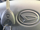 【キーレス】少し離れた場所からでもボタン一つでドアの開錠・施錠ができるのでとっても便利!ドアの鍵穴周りに傷をつけることもありません♪