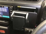 マルチホルダーです。スマートフォンやメモ帳などを置いておくのに便利です。プッシュすると小物入れが出現します。