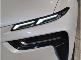 【LEDヘッドライト】先進のLEDテクノロジーを採用。放射される白色光の周波特性は太陽光に近く、バイキセノン・ヘッドライトを上回るコントラストで更に明るく輝きます!