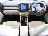 コンパクトなXC40でも上級車種と同様に、縦長式の大型タッチパネルを主体としたインテリア スマートフォン感覚でナビゲーションやオーディオなどを操作できます