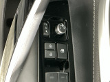 狭い駐車場で便利な電動格納ドアミラーが付いています。