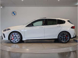 BMWではロングホイールベースの採用をしており、すべての車種に適用され、走行中の安定感の向上されております。また室内空間の広さにも貢献しております。