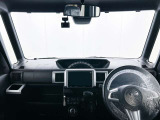 落ち着いたカラーの内装で、ゆったりと運転したい方に。