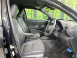 運転席まわりには十分なスペースがあり、大柄な方でもゆったり運転していただける環境です。