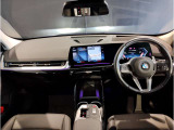 BMWの運転席はドライバーオリエンテッドという構造を採用。ドライバー目線の操作がしやすい設計になっており、ドライブ中にも目線の移動が少なく運転中にも簡単に操作ができます。