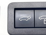 【パワーバックドア】スマートキーや運転席のボタンを押すだけでリアゲートが自動で開閉します!荷物を持っている時や、高い位置にあるバックドアを閉める際に便利な機能です♪