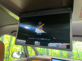 【14型有機ELフリップダウン】三列目からでも迫力のエンタメが観れる大画面フリップダウン。有機ELのモニターでは、一般的なフリップダウンよりも高コントラストでキレイな映像を楽しめます。
