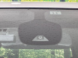 【エマージェンシーブレーキ】走行中に前方の車両等を認識し、衝突しそうな時は警報とブレーキで衝突回避と被害軽減をアシスト。より安全にドライブをお楽しみいただけます。