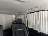 車内カーテン完備!外部からの視線を遮り、プライベートな空間を確保。