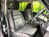 運転席まわりには十分なスペースがあり、大柄な方でもゆったり運転していただける環境です。