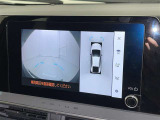 パノラミックビューモニターシステムが付いているので車の上から見た映像が確認できますよ。 一目で車両周辺の情報を確認できますが、直接安全をご確認下さい。