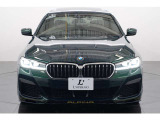 BMW ALPINA D5 S リムジン Allrad。標準の5シリーズから約40%拡大されたエアインテークを持つ専用フロントエプロンが、気配を漂わせています。