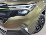 【LEDヘッドライト】悪天候や夜間走行時も良好な視界を確保し安心して運転できる高輝度LEDヘッドライトを装備!点灯速度が早く、消費電力も抑えられています。