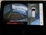 パノラミックビューモニター付きです。車両を上から見たような映像をディスプレイオーディオ画面に表示。運転席からの目視だけでは見にくい、車両周辺の状況をリアルタイムでしっかり確認できます。