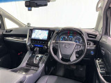 運転席まわりです。 各操作スイッチは使いやすい位置に配置されてます。