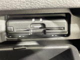 【ETC】有料道路を利用する際に料金所で停止することなく通過できる、ETC車載器(ノンストップ自動料金収受システム機器)が装備されています。セットアップを行うことで利用可能になります。