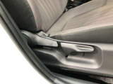 運転席シート座面は上下アジャスター付きです。お好みの位置に調整可能です。