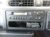 純正のFM/AMチューナーが付いています。外部入力端子付きでスマホなどのオーディオ装置を接続できます。