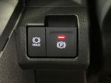 【電動パーキングブレーキ+オートブレーキホールド機能】 指先だけで簡単に操作が可能なパーキングブレーキ、スイッチを押すとブレーキペダルから足を離してもブレーキを保持できるオートブレーキホールド搭載。