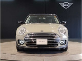 MINIのフロントグリルのデザインはイギリスで生まれた当初から、シルバーのサイドバーが折り重なった伝統的なデザインで御座います。その伝統はBMWのお車になってからでも少しずつ形を変えて守られております