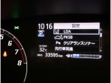 レーンディパーチャーアラートとは車線または走路からの逸脱の可能性を警告すると共に、車線または走路からの逸脱を避けるためのハンドル操作の一部を支援する機能です。詳細は販売店スタッフまでおたずねください。